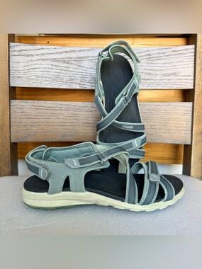 Ecco Women's Cruise II sandals in a grey size 7.5
